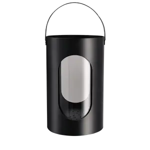 Sort cylinderformet lanterne med stor oval åbning og håndtag på toppen.